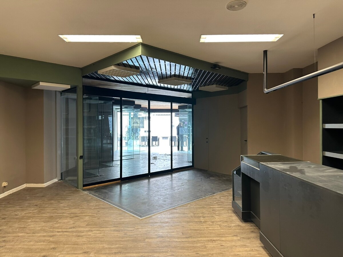 Handelspand – Bosstraat 61  / Pelserstraat. Gelijkvloers + kelders. 