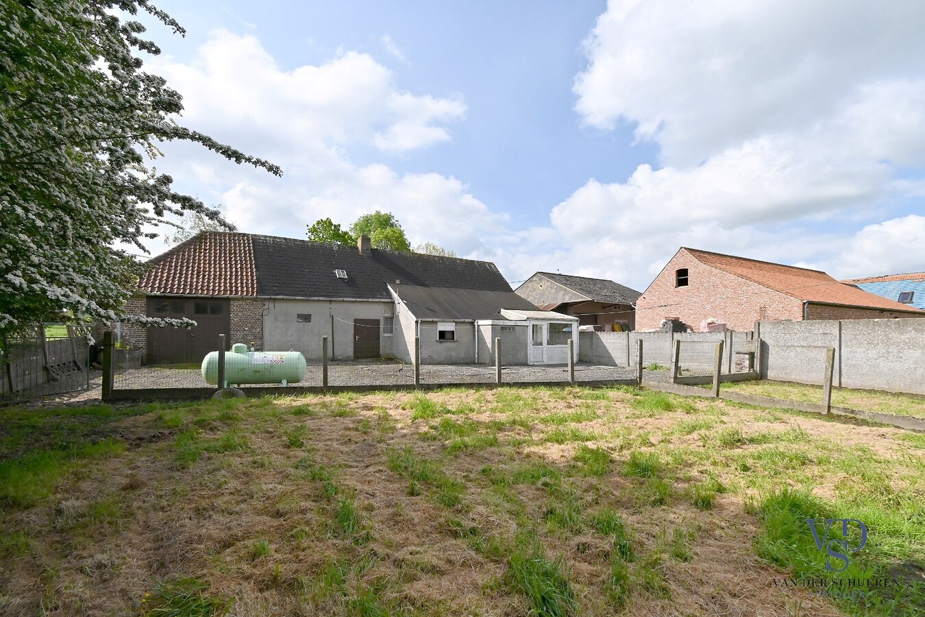 Exceptioneel gelegen eigendom met mogelijkheden. 