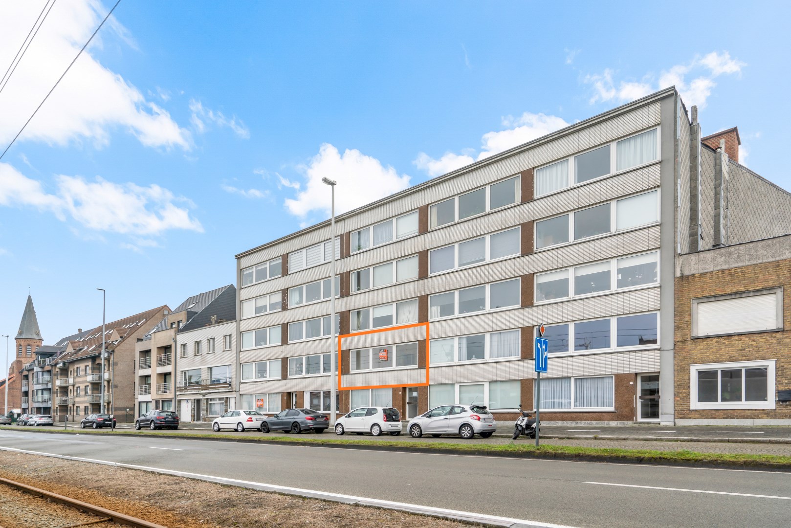 Te renoveren 2 slaapkamer appartement op eerste verdieping 