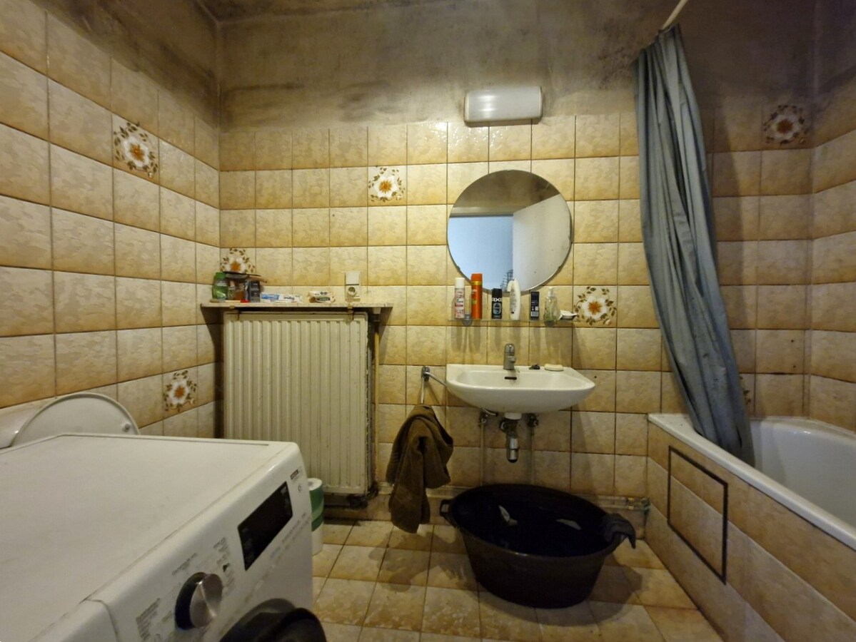 Ruim te renoveren appartement met garage in het hart van Heist. 