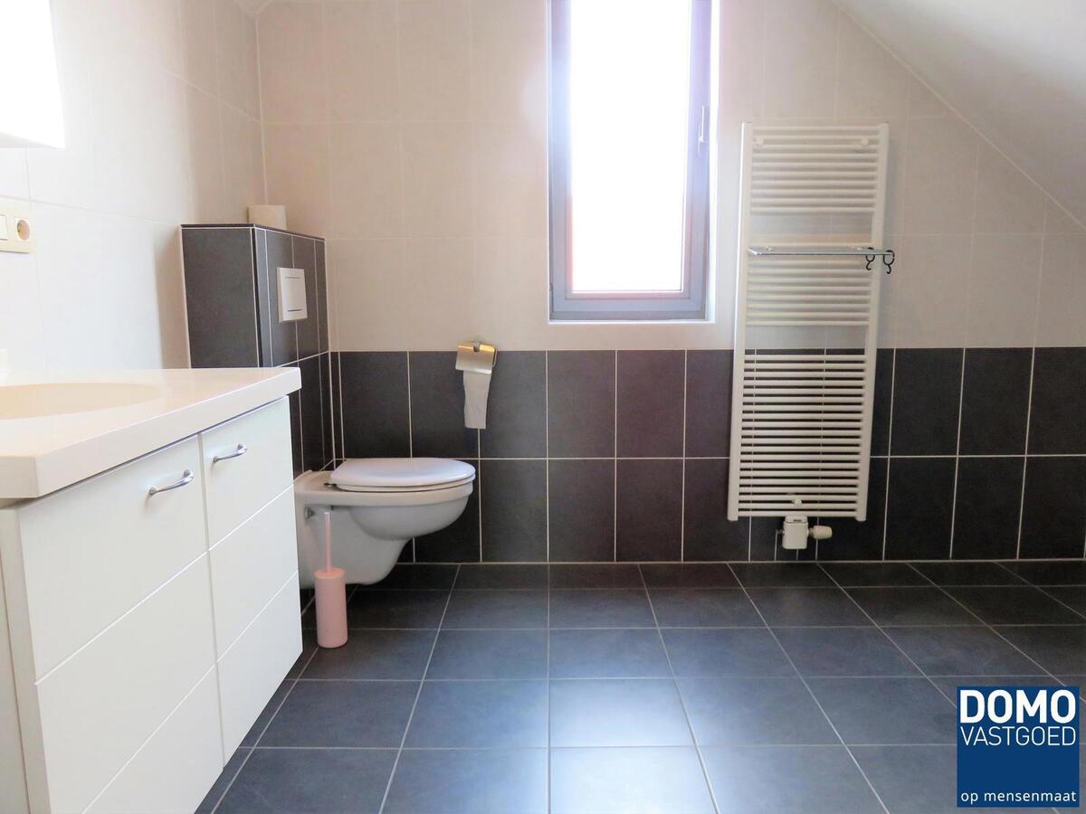 Ruime woning met 5 slaapkamers, tuin en garage 