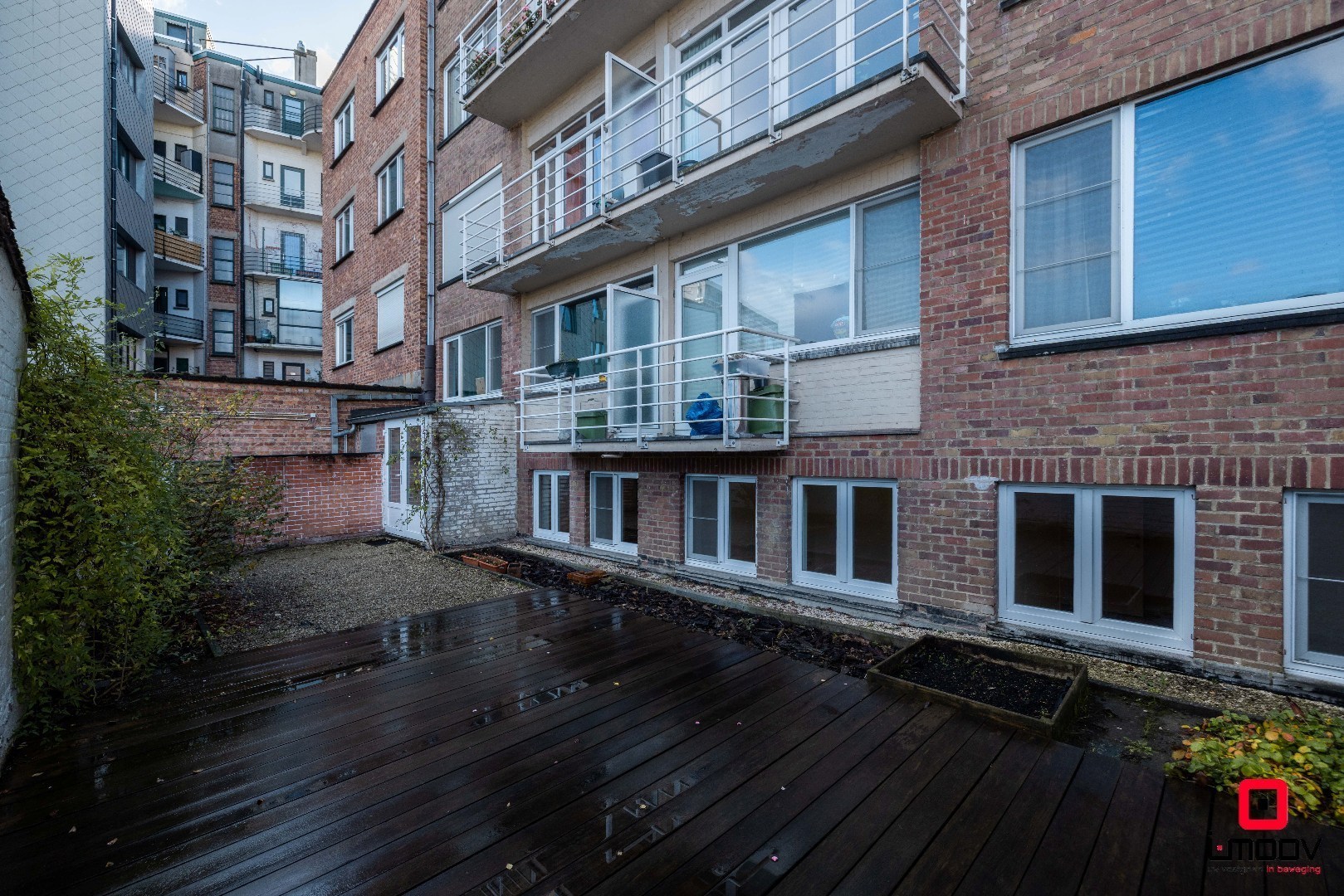 Instapklaar, lichtrijk tweeslaapkamer souterrain-appartement met groot terras &amp; garagebox in topligging – Patijntjestraat Gent 