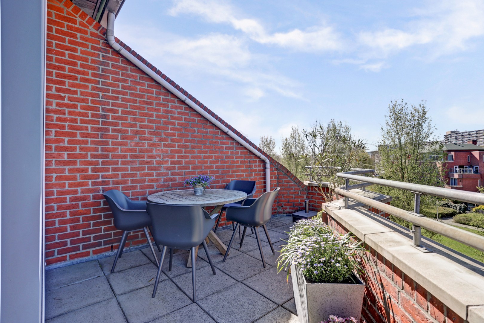 Instapklaar 3-kamer appartement op de 4e en 5e verdieping met ruim zonnig terras, eigen parkeerplaats in de parkeergarage, berging in de onderbouw en gelegen op eigen grond. 