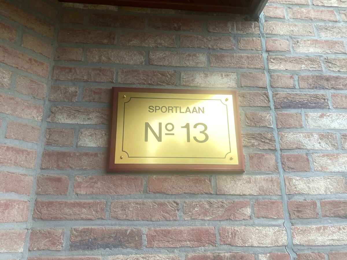 Appartement (175 m²) met 3 slaapkamers, terras (25 m²), 2 badk., 2 garages, berging. 1e verdiep (lift). 