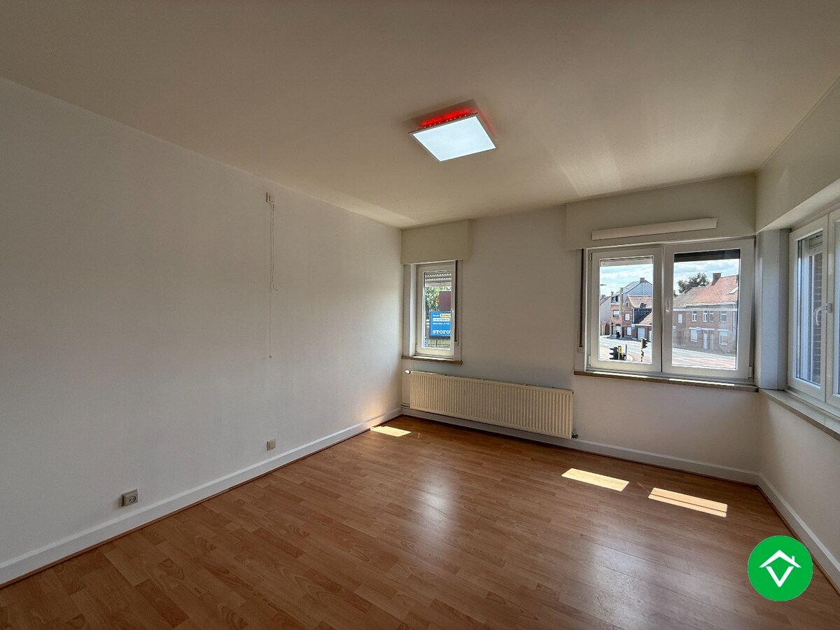 Woning met 4 slaapkamers, garage en tuin te Roeselare 