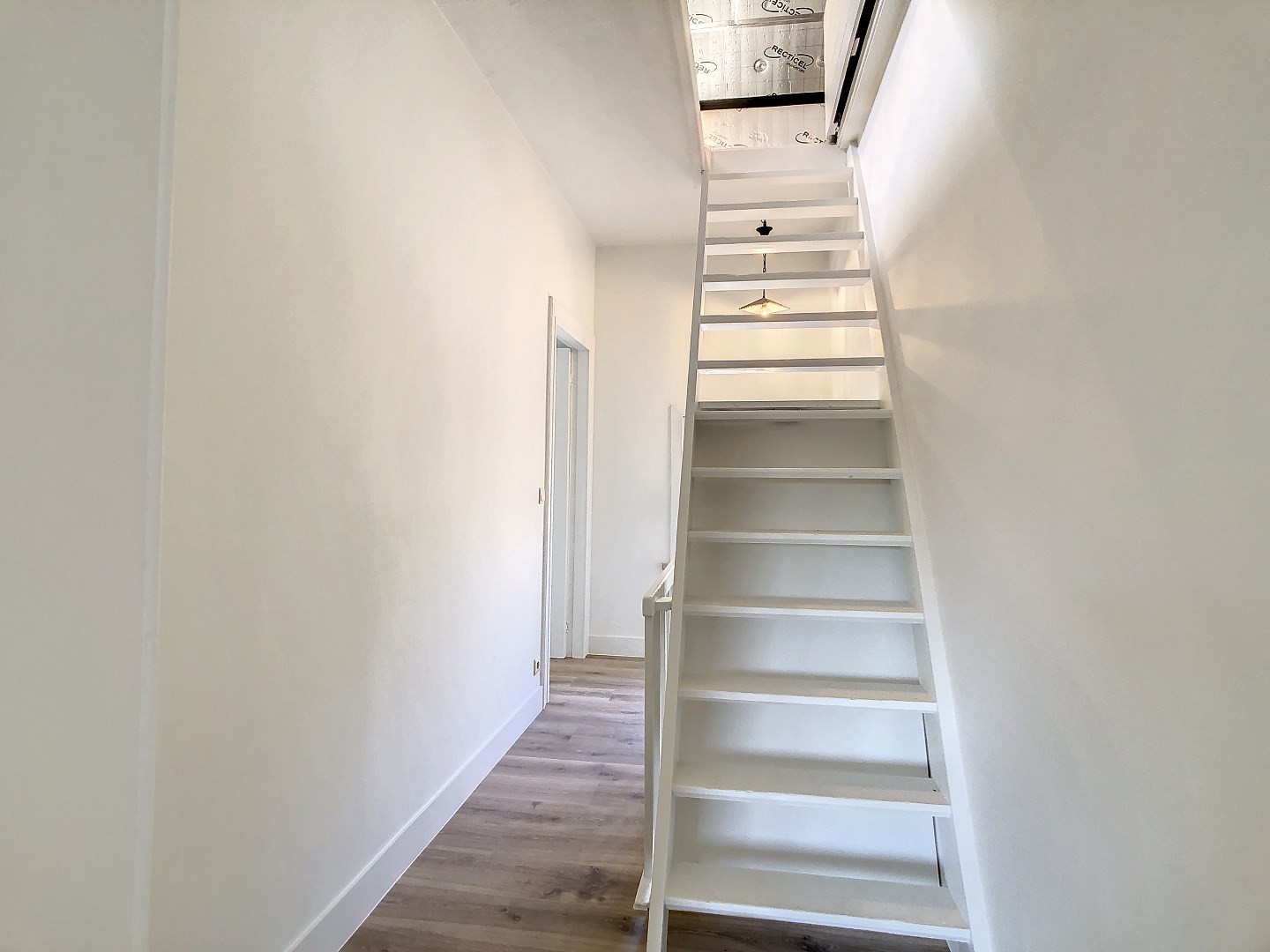 Centraal gelegen woning met twee ruime slaapkamers, zonnige tuin en droge kelder - EPC 252 kWh/m² - bewoonbare oppervlakte van 143 m² 