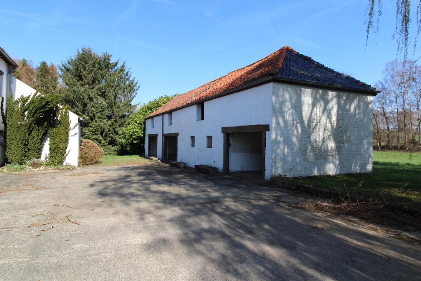 EN OPTION - Maison à rénover dans un cadre rural avec annexes et prairies sur environ 6.7ha à Nivelles (Brabant Wallon) 