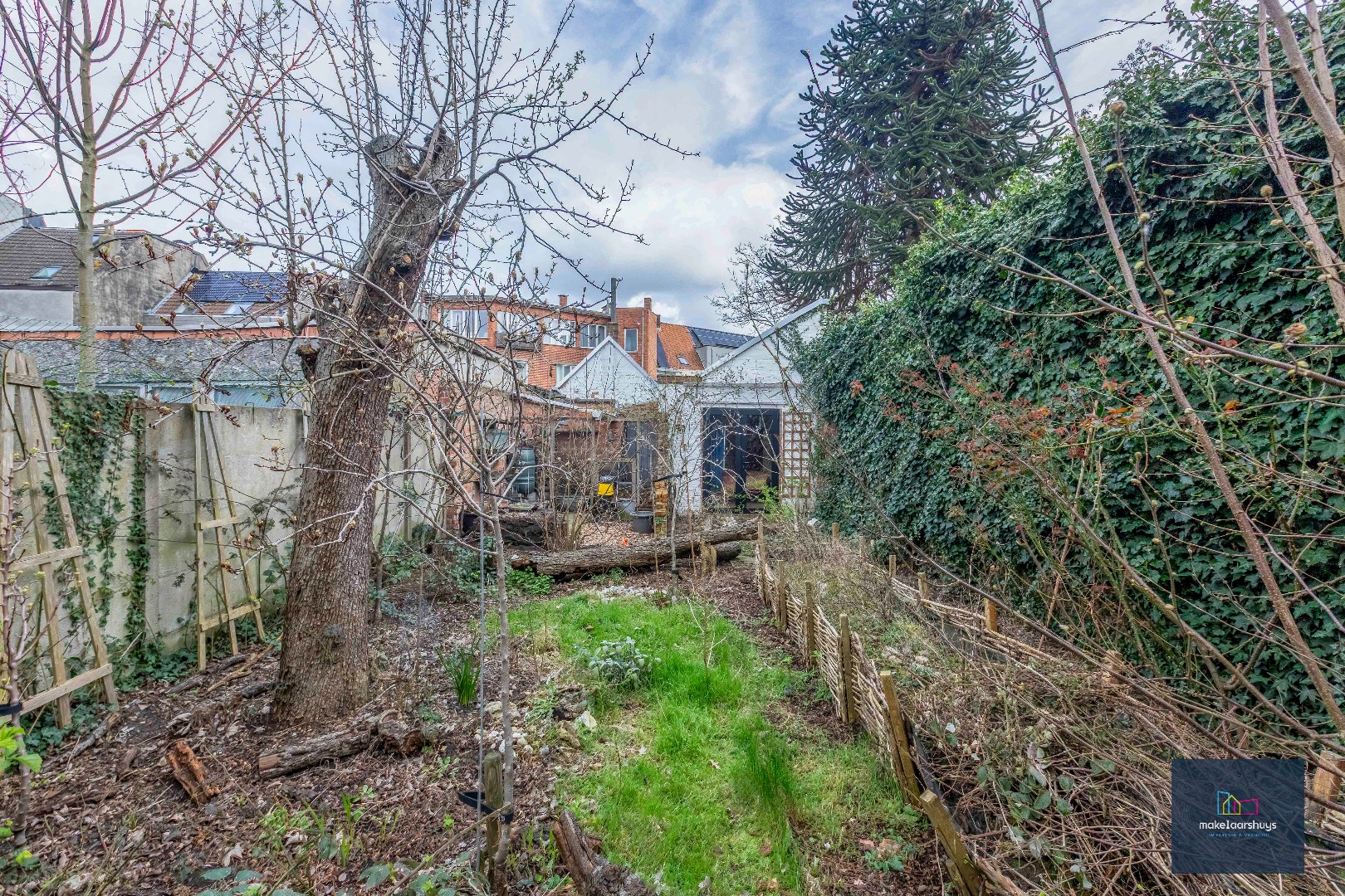 Woning met 3 slaapkamers en verrassende tuin met bijgebouwen 