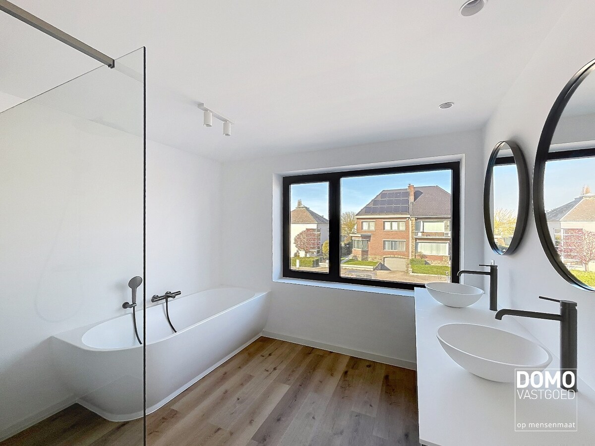 Interessante investeringsopportuniteit in Kermt: twee afzonderlijke, volledig gerenoveerde woningen. 