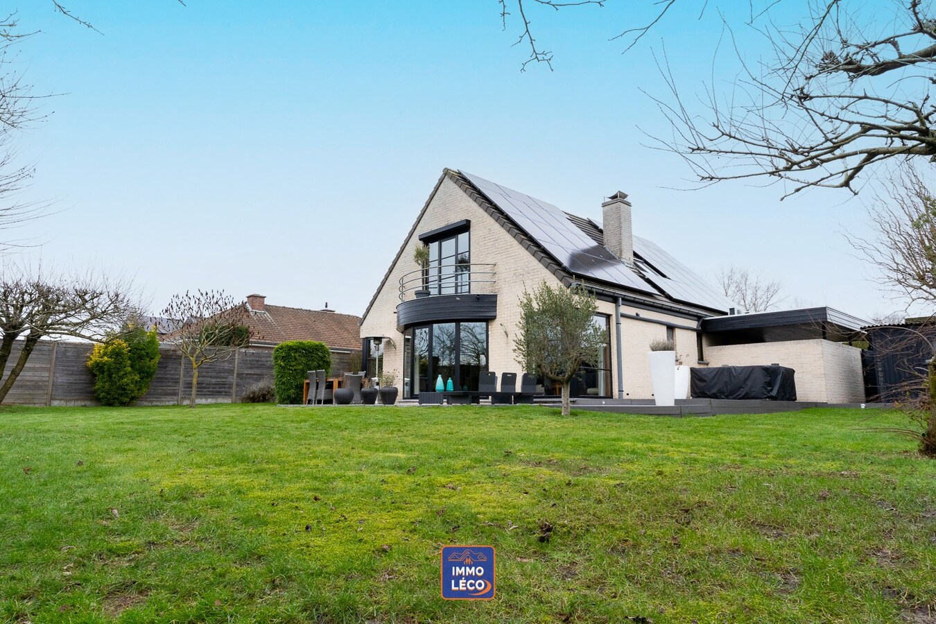 Magnifique villa érigée sur 762m², dans un clos prisé – Coup de cœur ! 