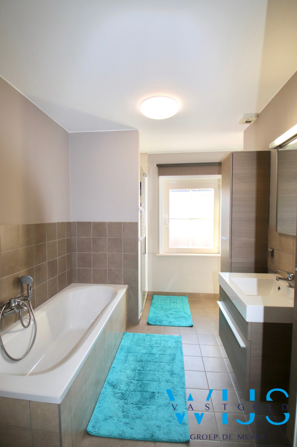 Instapklaar woonhuis met 4 slaapkamers &amp; tuin te Ertvelde ! 