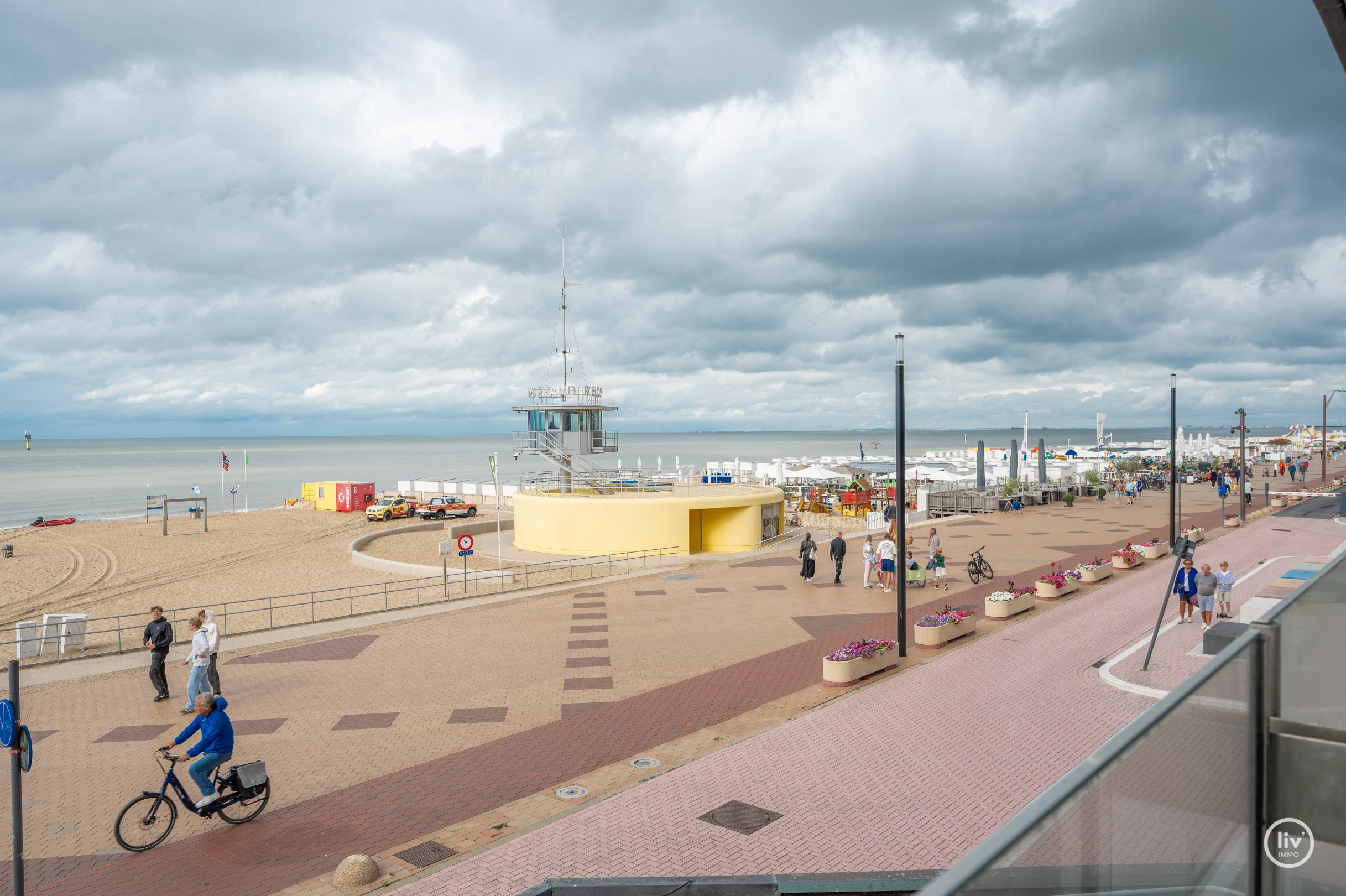Appartement en coin unique avec 3 chambres offrant une vue frontale sur la mer et sur la place de la Tour de Lumière. 