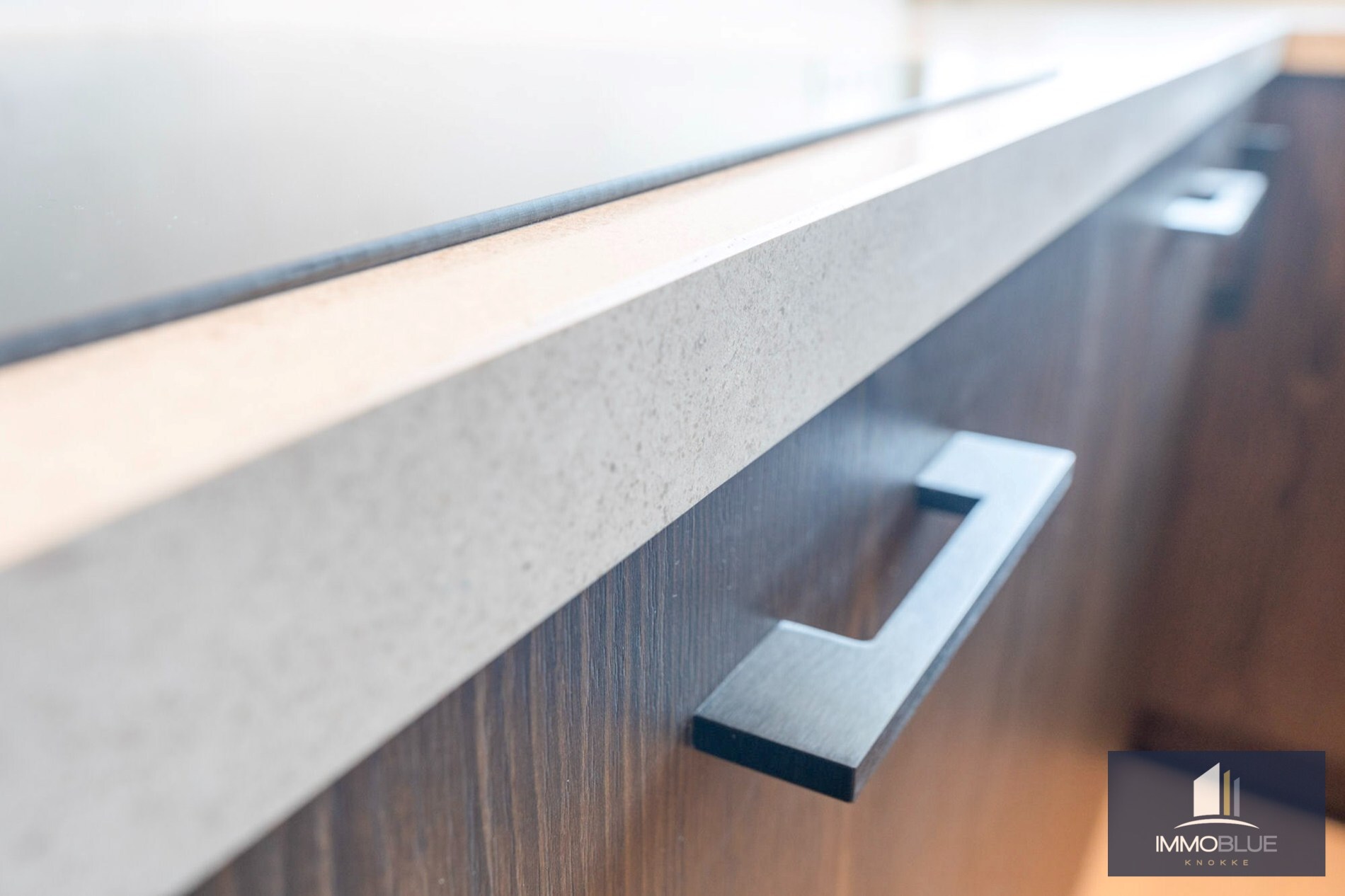 Situé dans un endroit calme, cet appartement entièrement rénové offre une vue dégagée sur les villas. 