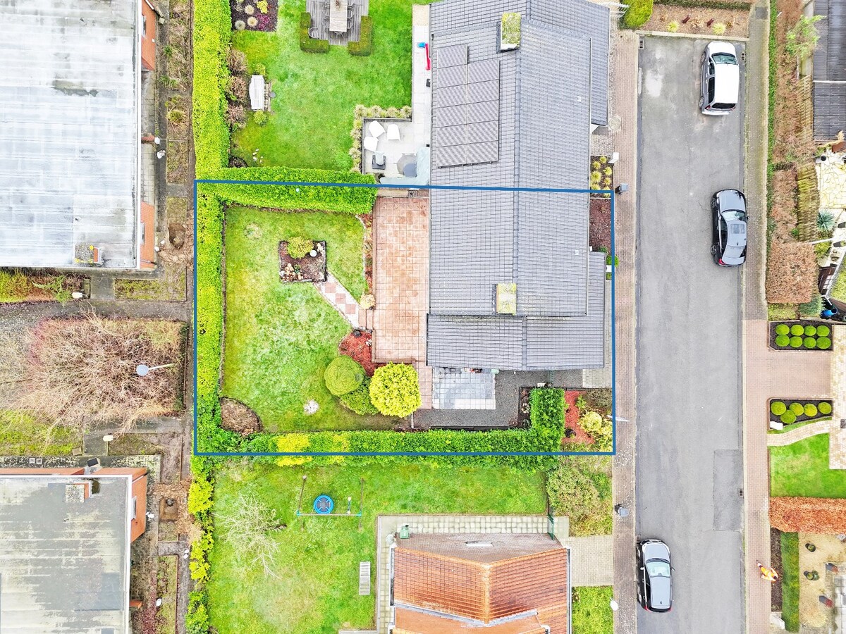 Op te frissen HOB met garage en tuin te Bijloke 