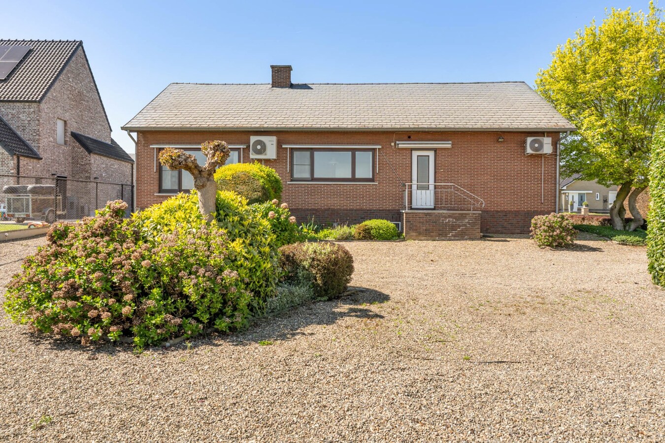 Gelijkvloerse gezinswoning op een ruim perceel van 9a51ca op een rustige locatie met uitzicht op achterliggende weilanden! 