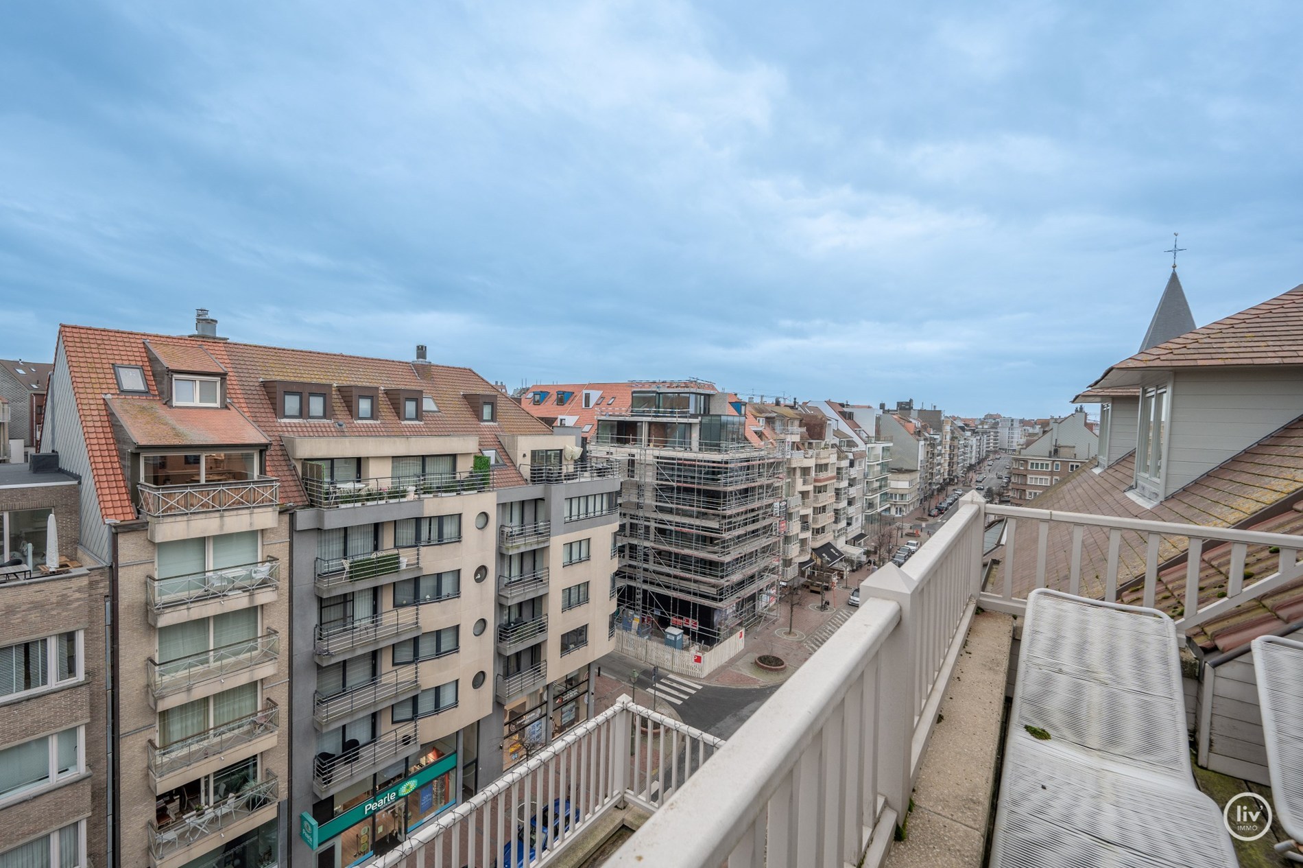 Magnifique appartement en duplex magnifiquement rénové, idéalement situé à proximité de l'église du Sacré-Cœur au cœur de Knokke. 