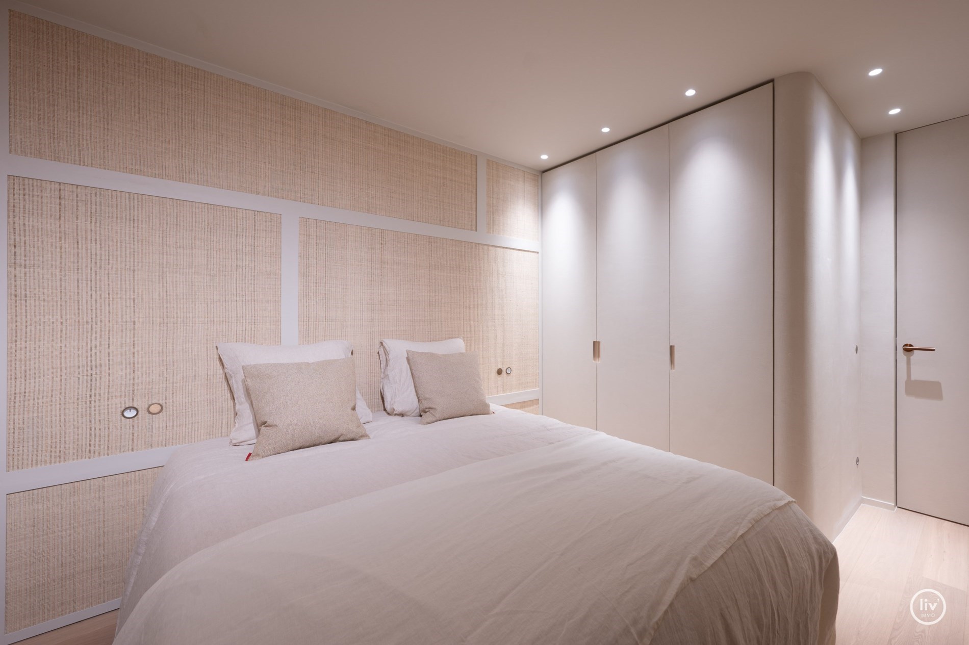 Appartement magnifiquement rénové avec vue frontale sur la mer situé sur la place de la tour de lumière à Knokke. 