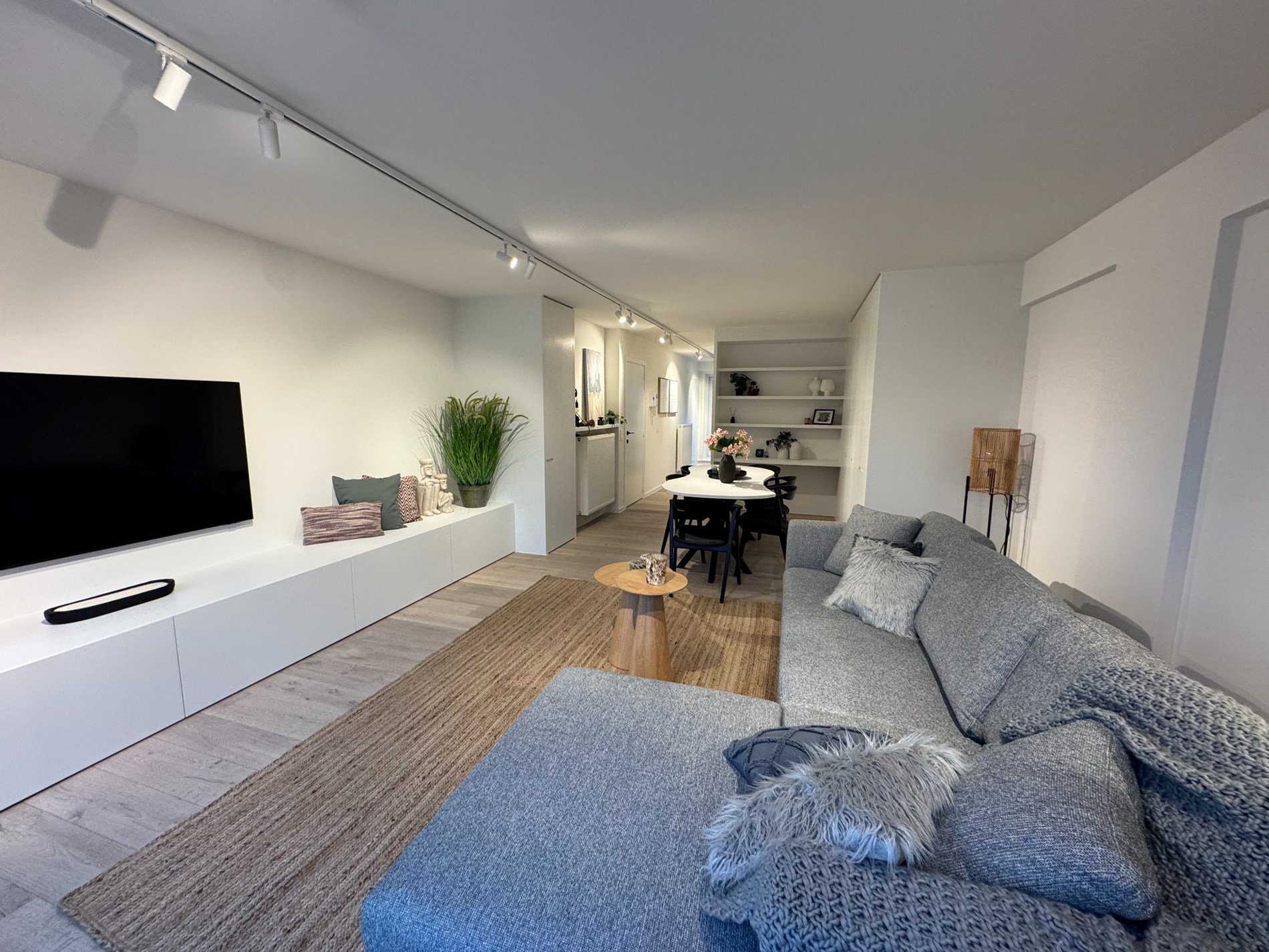 Magnifique penthouse en duplex rénové avec de magnifiques terrasses à proximité de l'avenue Lippens et de la plage de Knokke. 