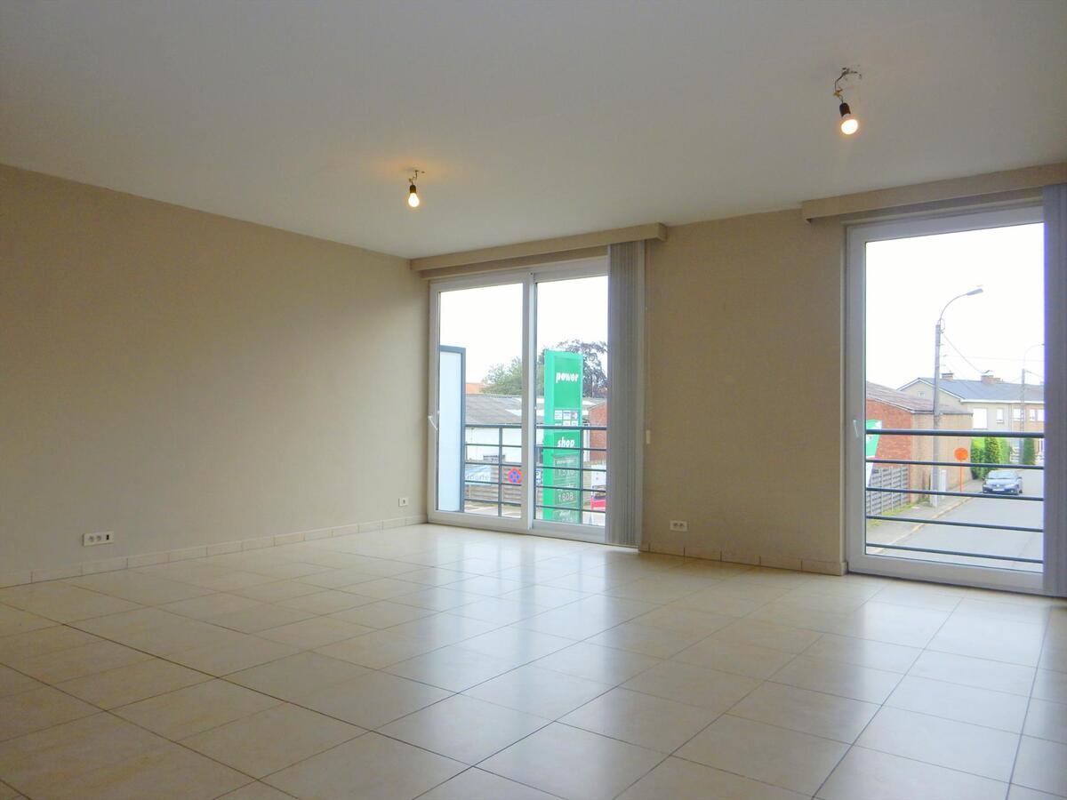 Lichtrijk appartement met groot terras en garagebox 