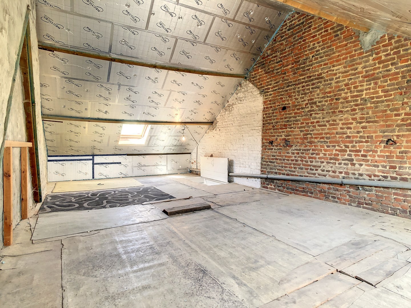 Centraal gelegen woning met twee ruime slaapkamers, zonnige tuin en droge kelder - EPC 252 kWh/m² - bewoonbare oppervlakte van 143 m² 
