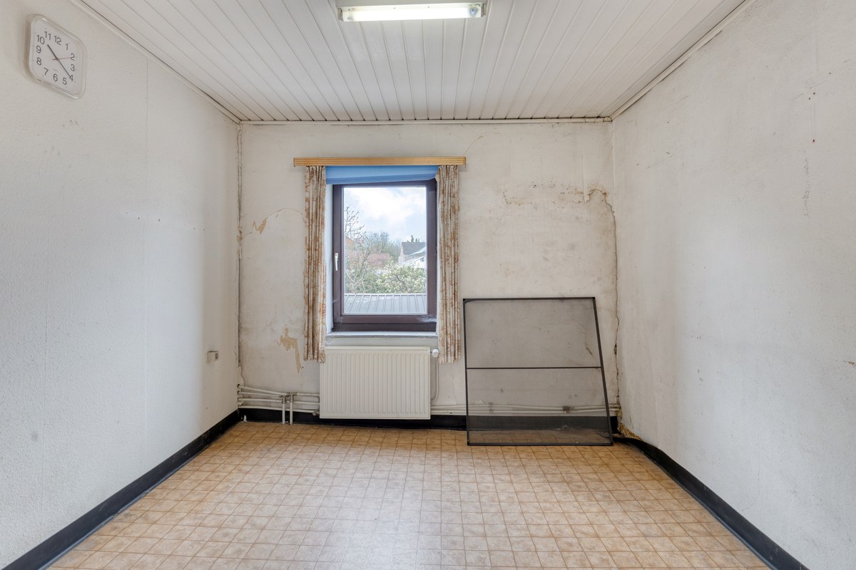 Half open bebouwing (hoeve) met 5 slaapkamers, tuin, terras en zeer ruime garage in Oorbeek (Tienen)! – EPC 730 kWh/m² - bewoonbare opp. 195 m² 