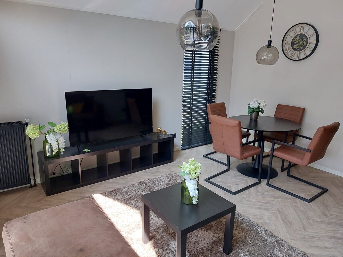 Zeer modern chalet met berging en 2 slaapkamers op park Kempenbos. 