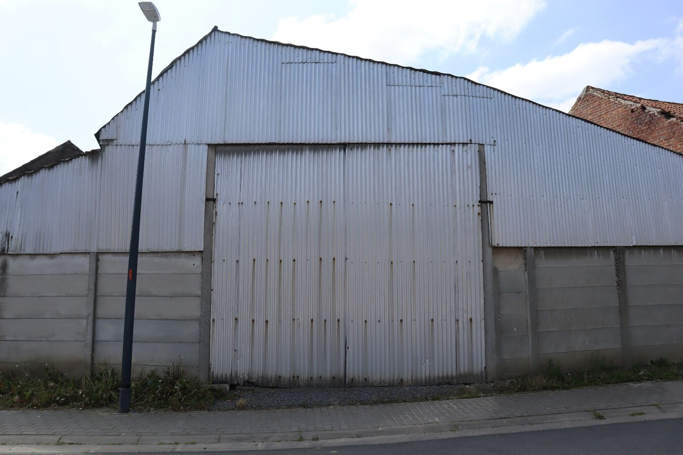 Ruime te renoveren hoeve met schuur en opslagplaatsen + mogelijkheid voor projectgrond 