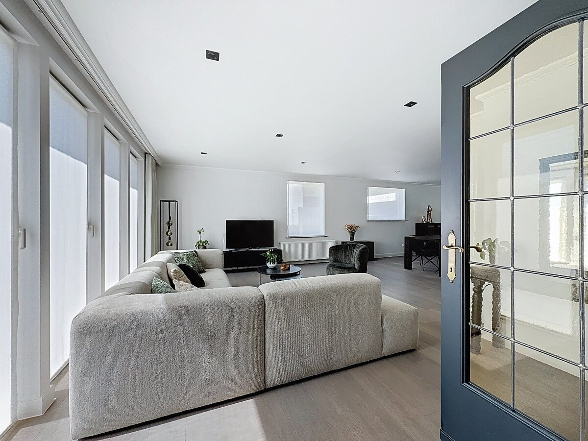 Gerenoveerde villa met zwembad grenzend aan kasteel te Leeuwergem 