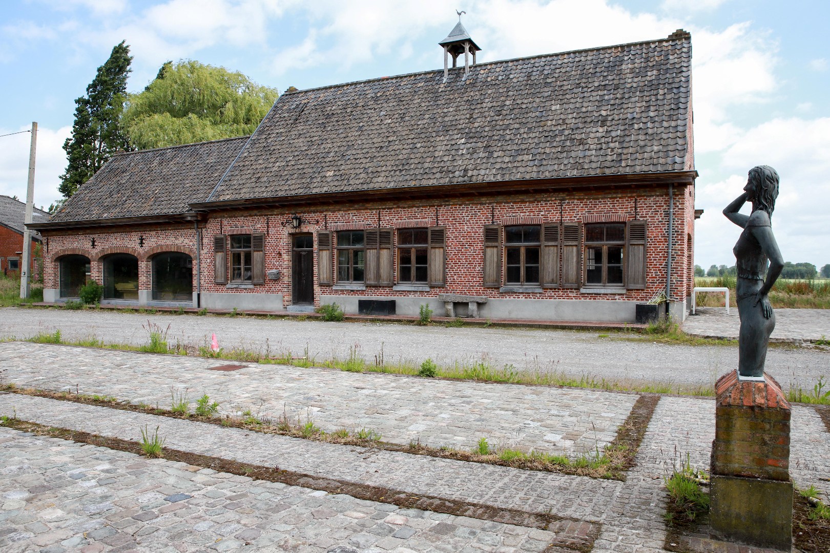 Authenthieke hoeve met bijgebouwen op een domein van ca 2,3 hectare 