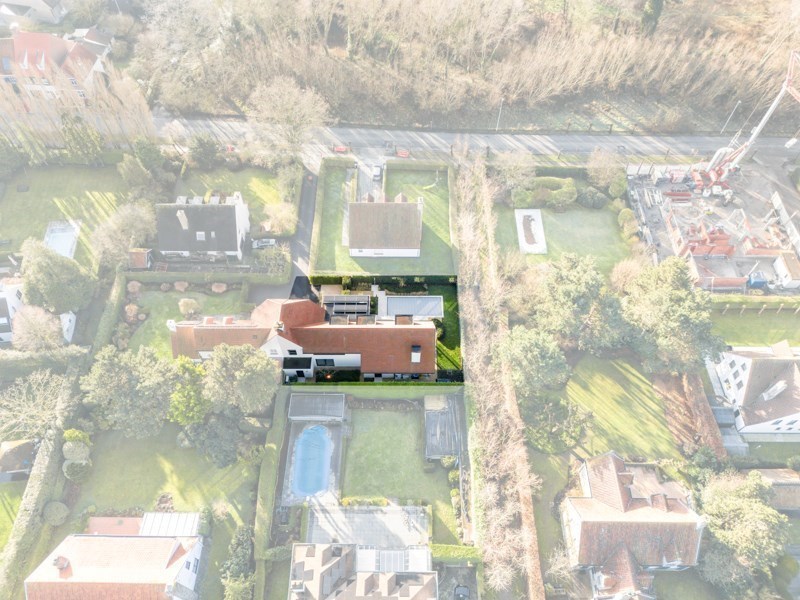 OPENDEURDAG Zaterdag 11/04  tussen 14u en 16u (Graaf Jansdijk 244) Prachtig vernieuwde koppelvilla rustig gelegen tussen Knokke centrum en Het Zoute met een perfecte Zuid-West oriëntatie. 