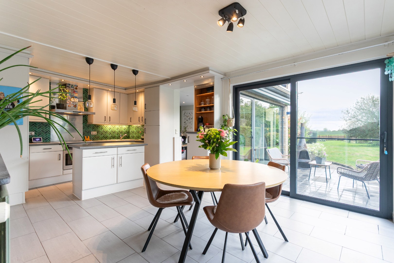 Instapklare driegevelwoning met 3 slpk te Lembeek 