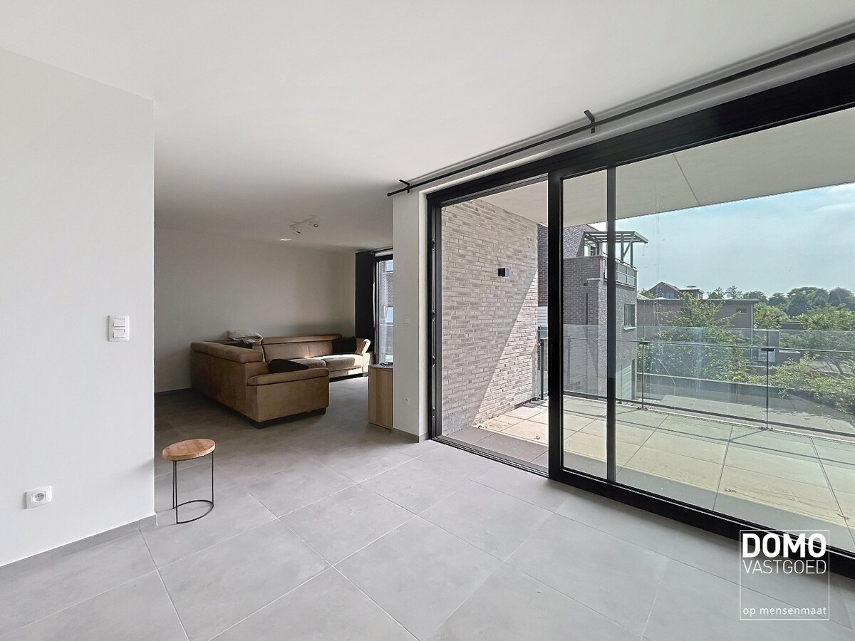 NIEUWBOUWAPPARTEMENT MET 2 SLAAPKAMERS, RUIM TERRAS, ONDERGRONDSE AUTOSTANDPLAATS EN KELDERBERGING IN MAASMECHELEN 