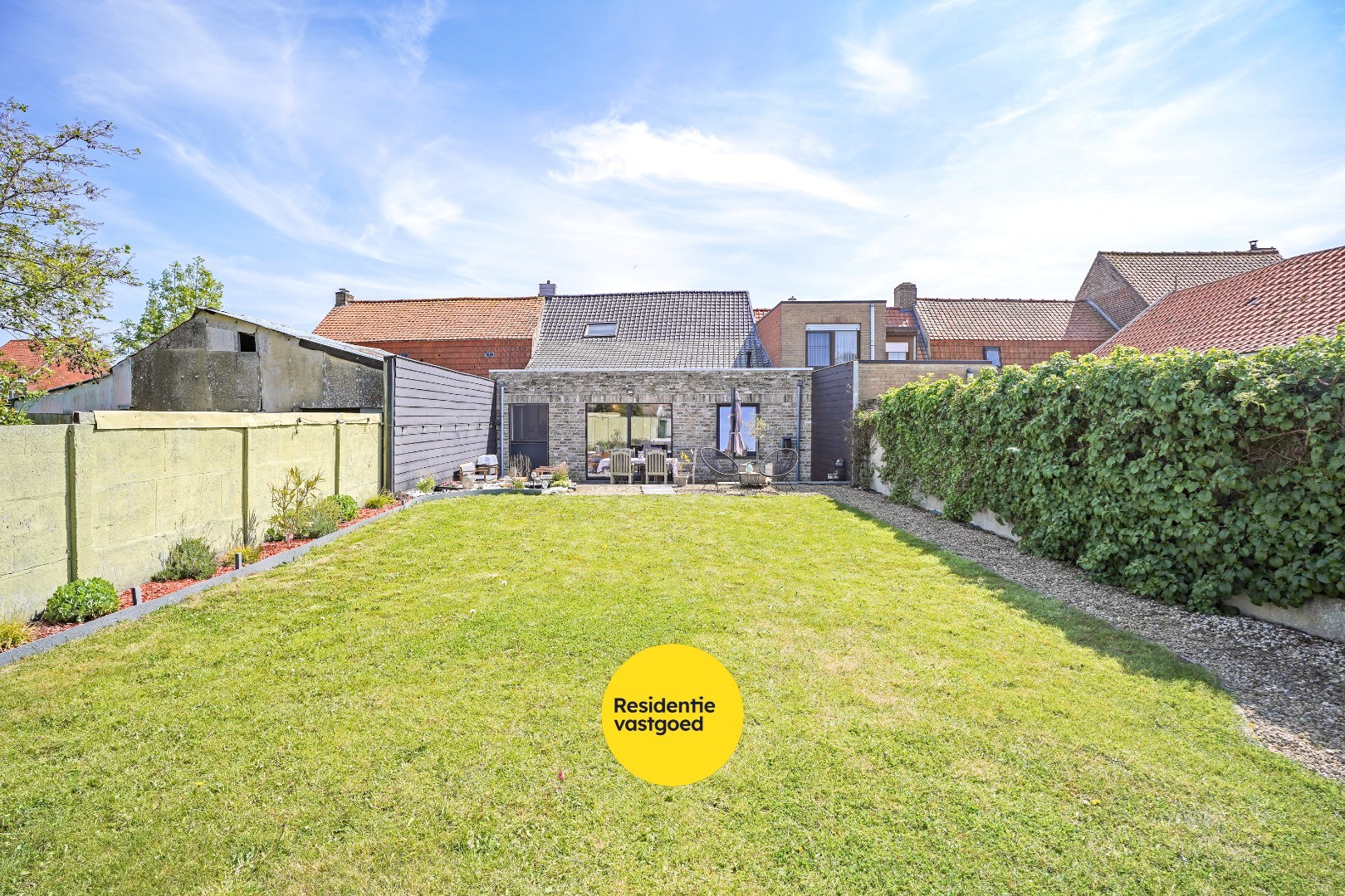 Gezellige rijwoning te huur met 3 slaapkamers en zongerichte tuin met open verzichten. 
