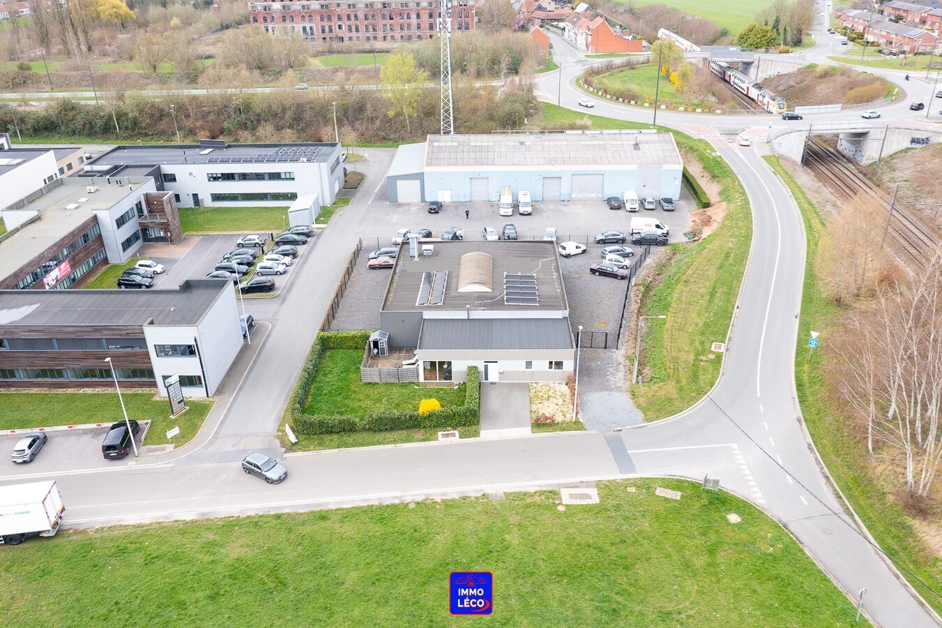Entrepôt/Atelier de 400m², grand parking, logement indépendant, TOP SECTEUR ! 