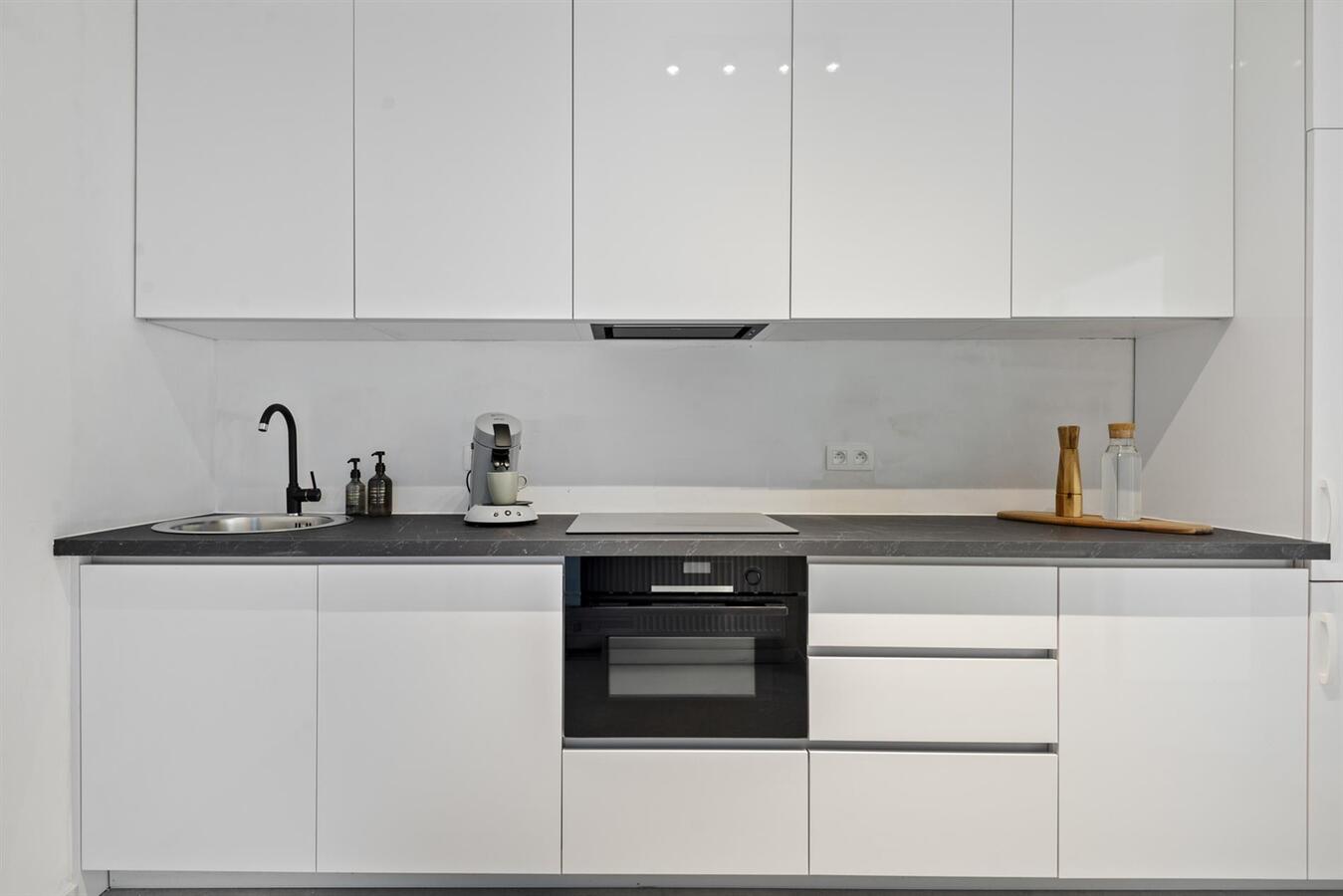 Gerenoveerd gelijkvloers appartement met ruime tuin! 