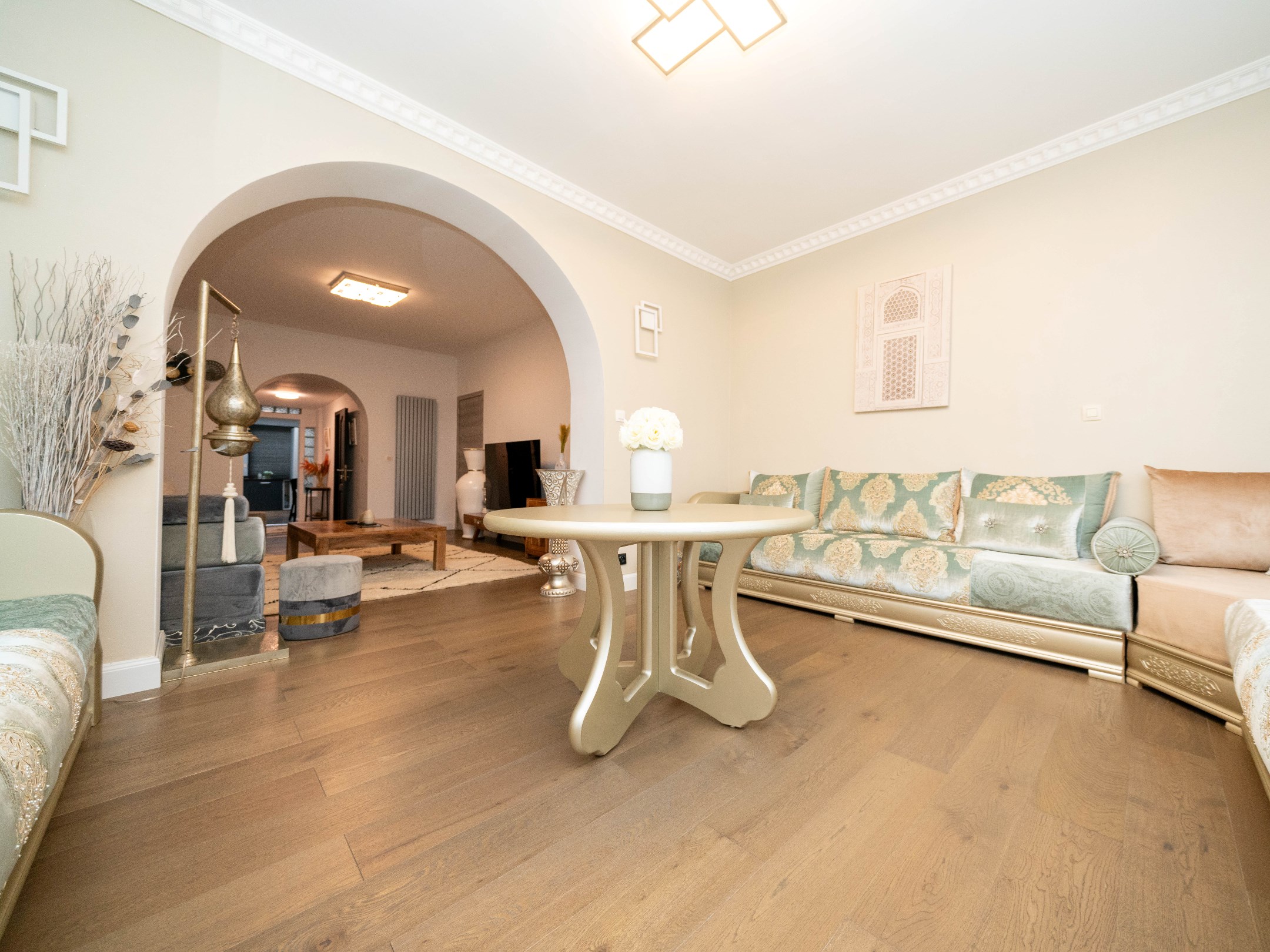 Ruime woning met 5 kamers, 4 badkamers en tuin 