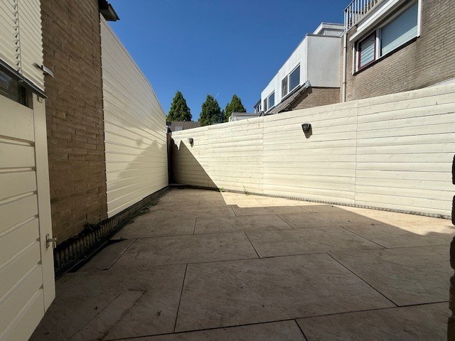 Royale hoek-eengezinswoning met 155 m² wooncomfort en 5 kamers, riante tuin en dakterras. 