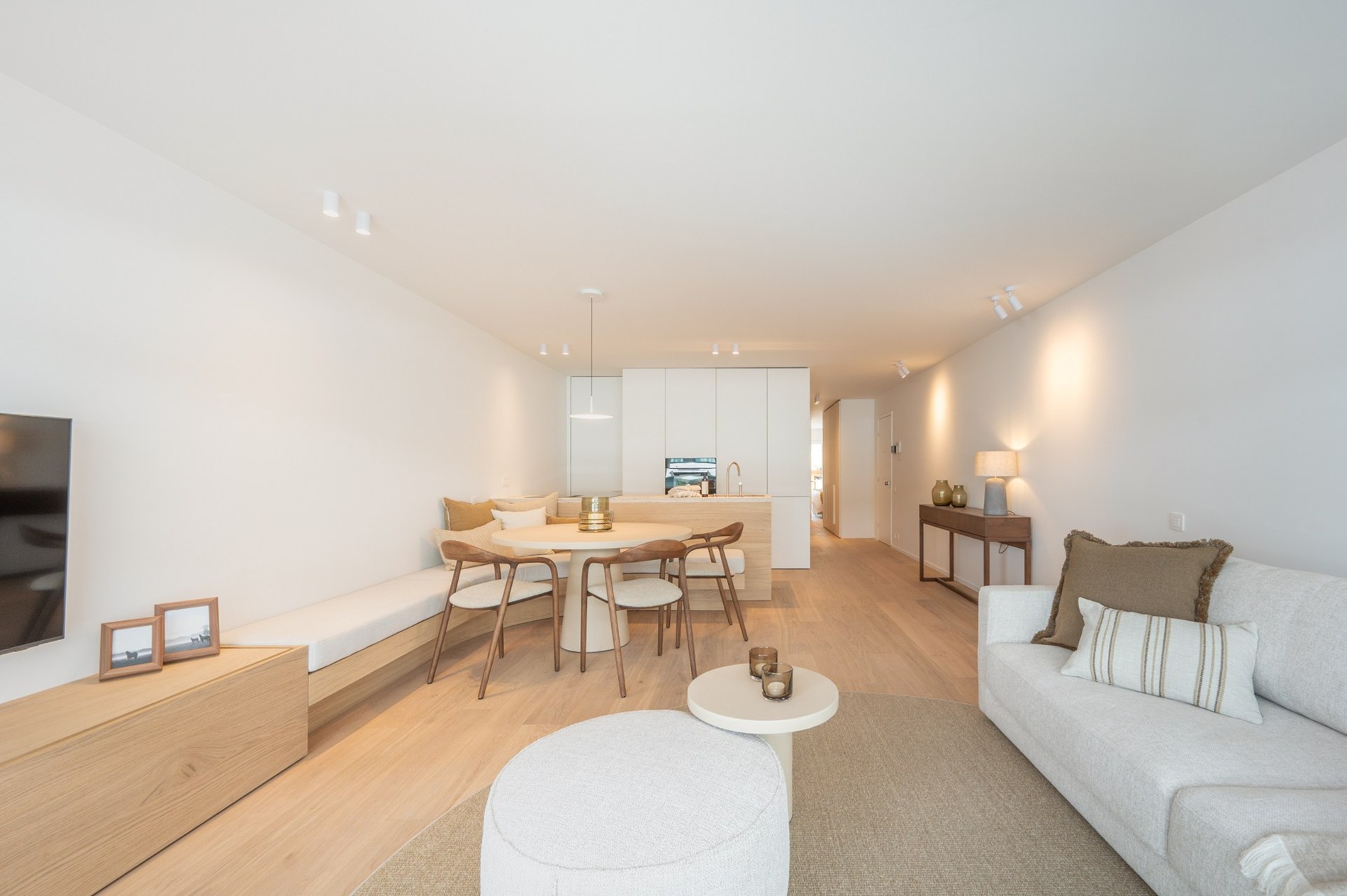 Appartement exclusivement rénové avec 3 chambres à vendre près de la plage d'Albert et de la place de la Lumière. 