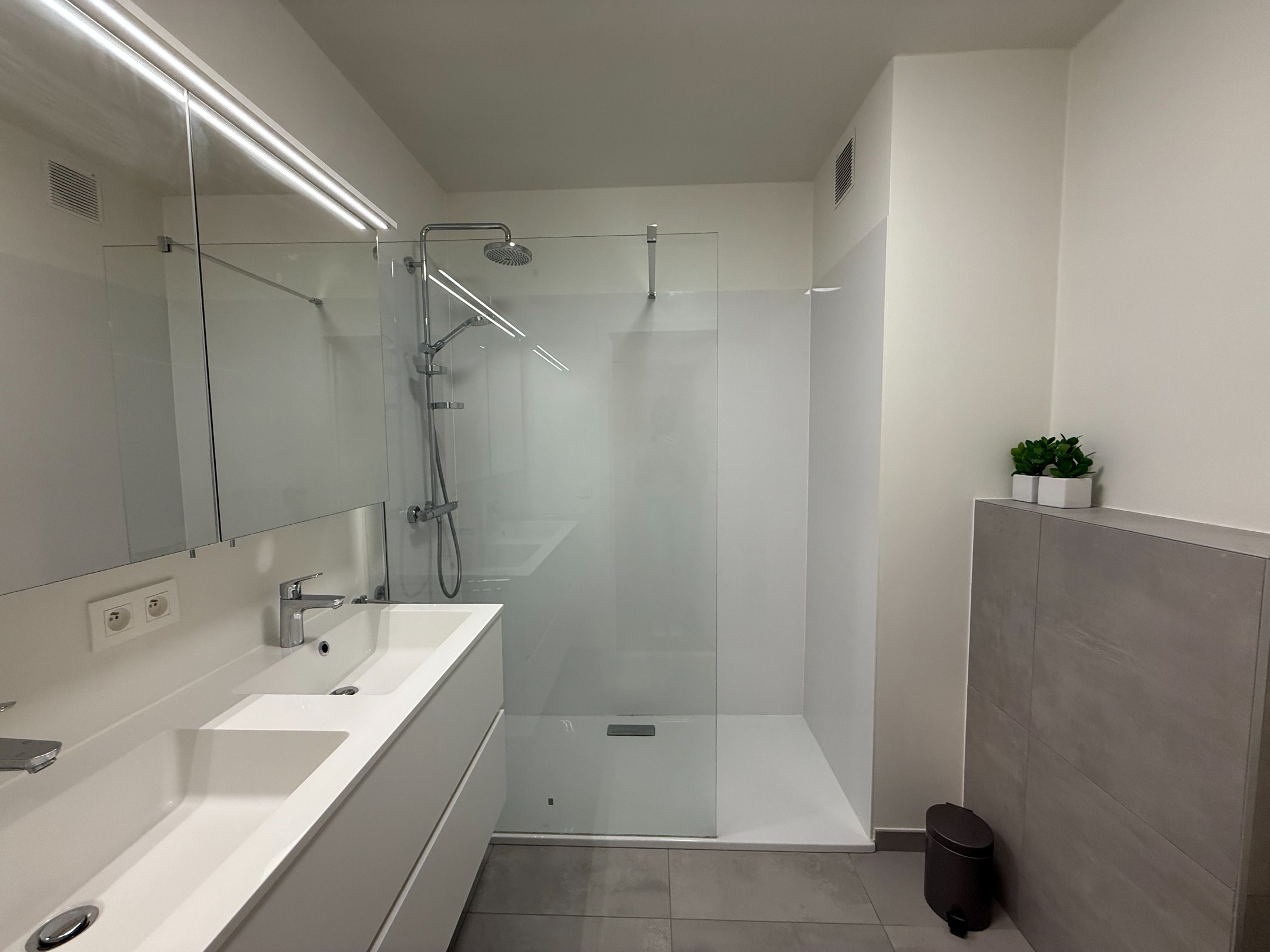 GEMEUBELD: 2- slaapkamer appartement gelegen op een toplocatie in de Van Bunnenlaan 