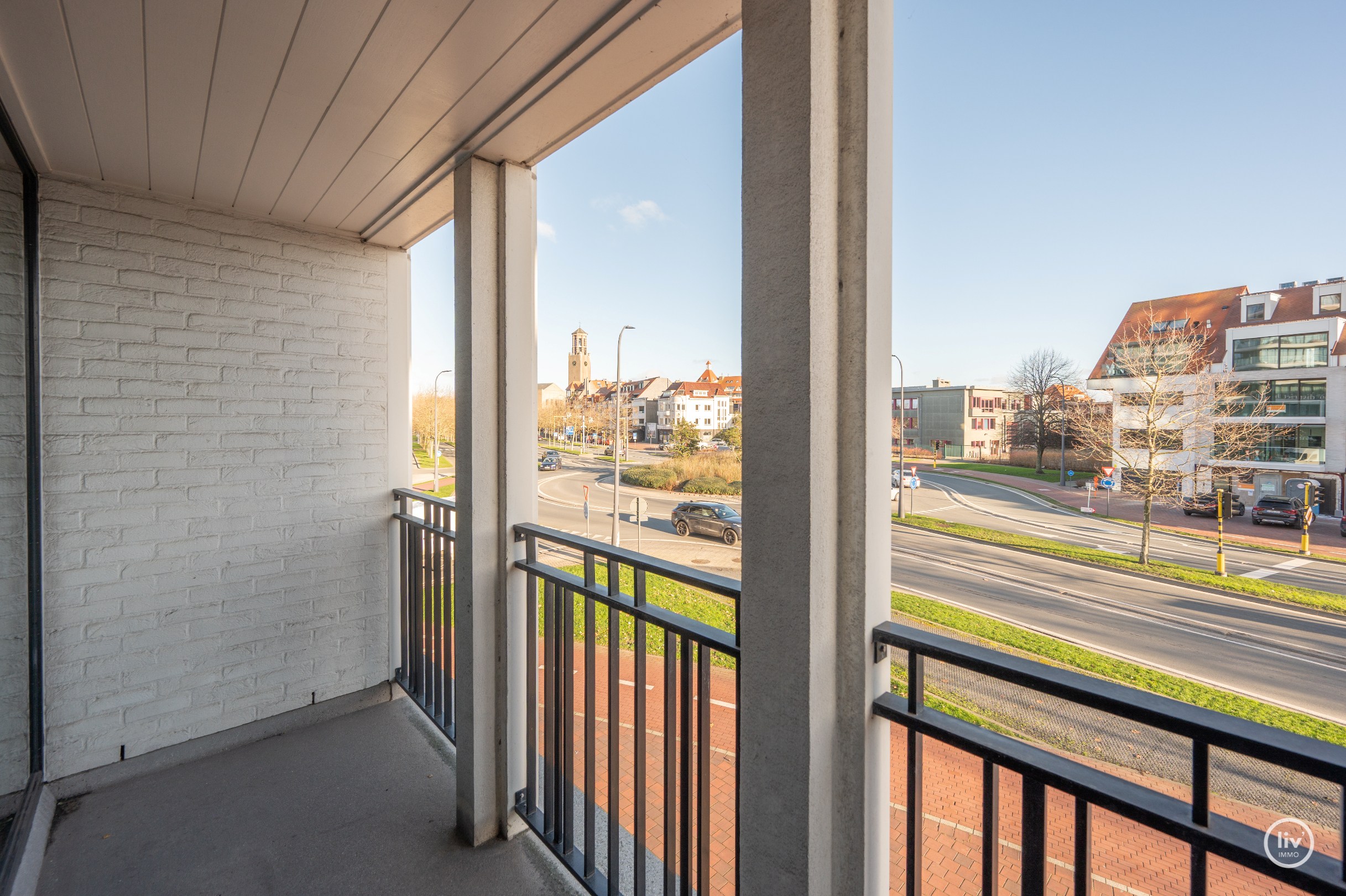 Magnifique appartement spacieux avec 3 chambres situé dans un immeuble récent à Duinenwater. 