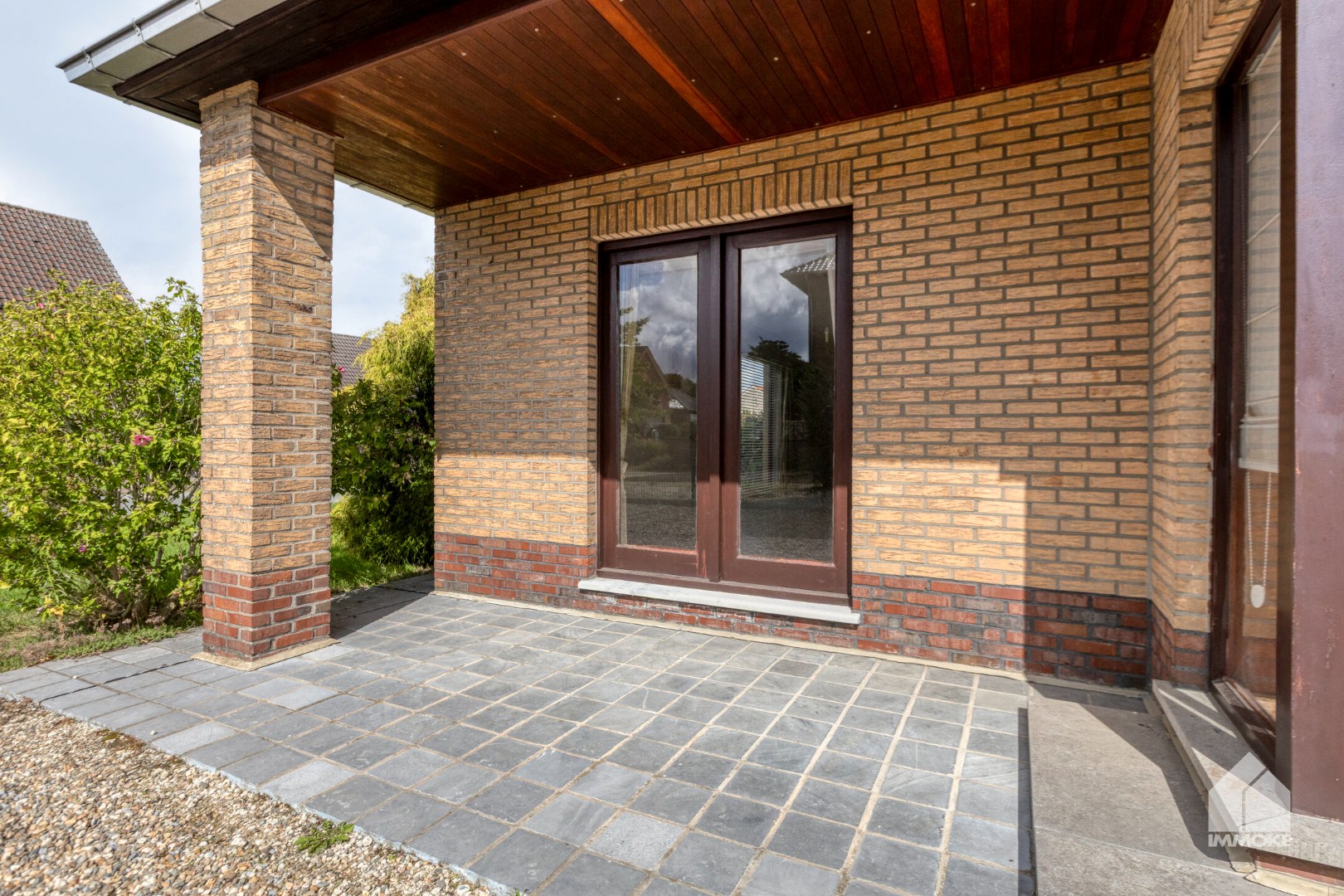 Te renoveren, gelijkvloerse woning op 13a 60ca met 2 slpk en garage. 