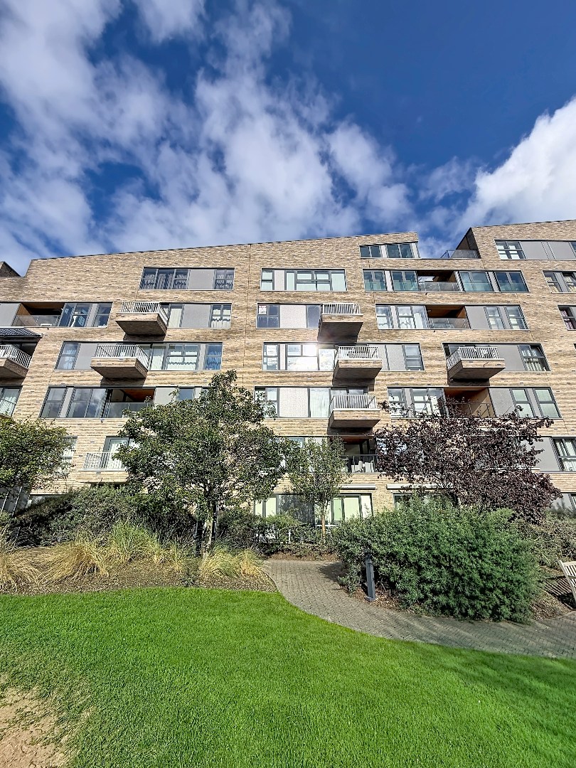 Appartement ensoleillé avec terrasse en plein centre-ville mais dans un oasis de verdure. 
