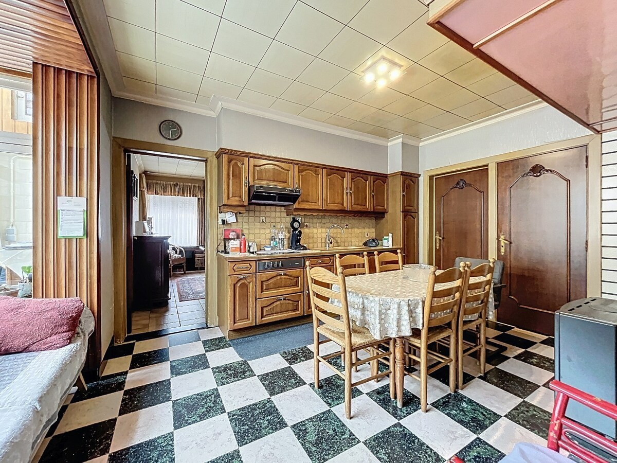 Ruime, solide jaren '50 woning met 2 garages te Nederzwalm 