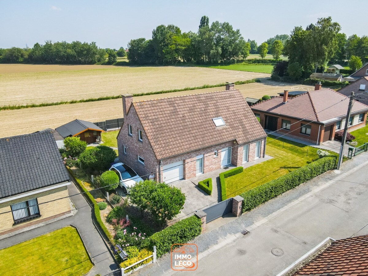 Villa « semi plain-pied » idéalement située avec 4 chambres, jardin, garage et parking, COUP DE CŒUR ABSOLU ! 