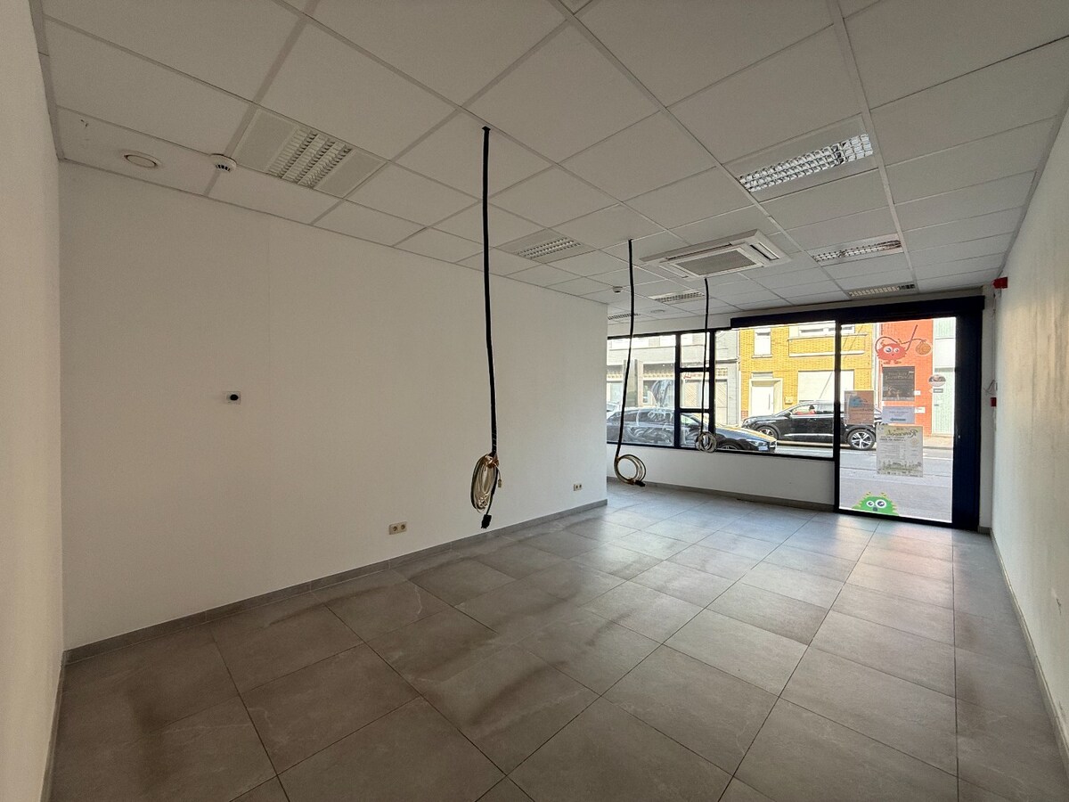 À Dottignies : surface commerciale modulable de ±116 m² avec jardin et excellente visibilité ! 