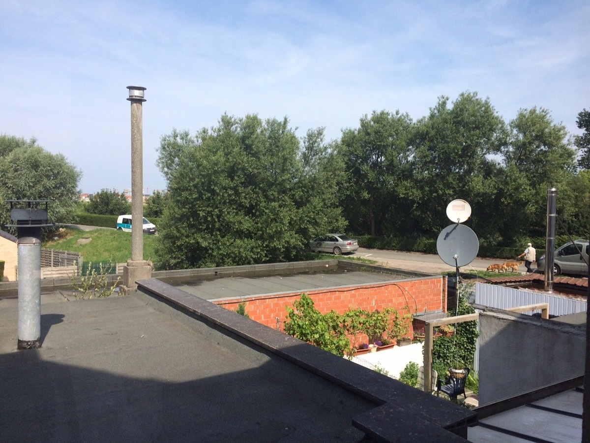 OP TE KNAPPEN RIJWONING MT VERANDA EN STADSTUINTJE TE BREDENE SAS 