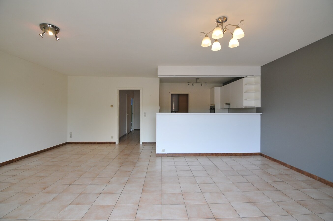 Ruim en instapklaar appartement met garage in Sint-Denijs 