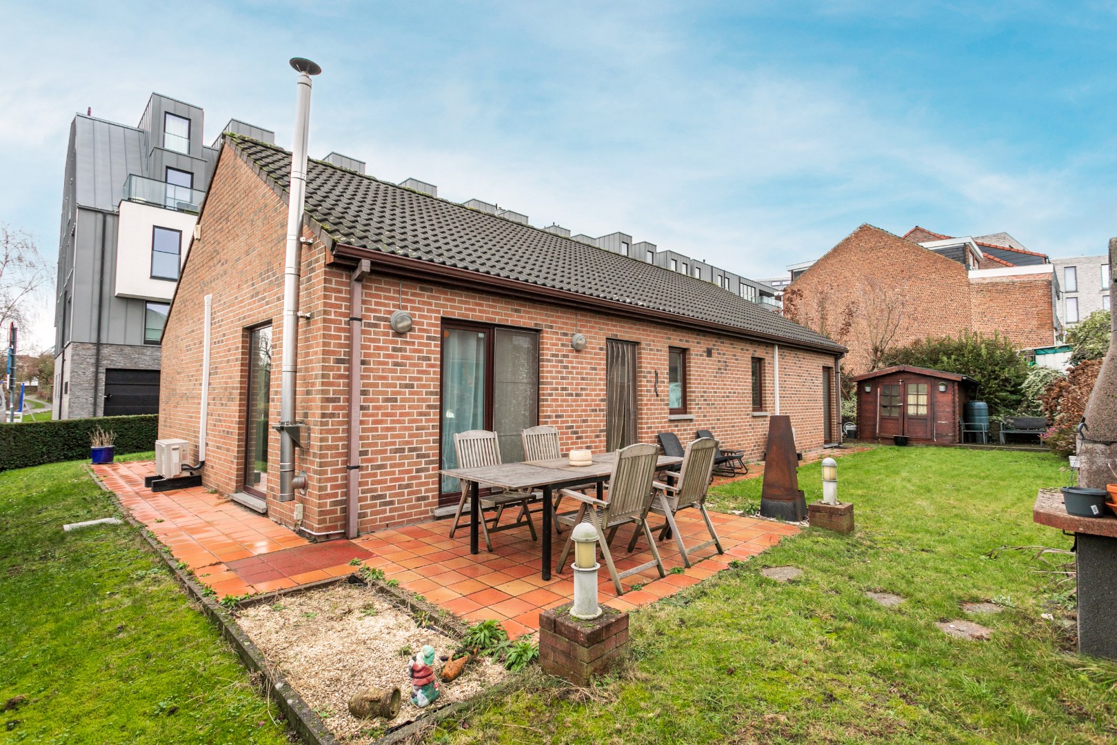 Op te frissen bungalow met 2 slaapkamers, garage en tuin op topligging in Halle 