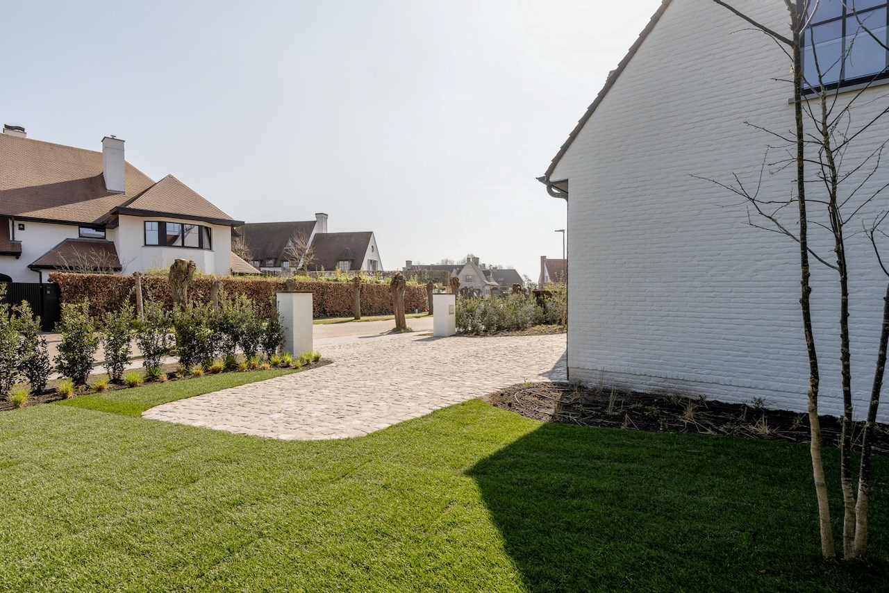 Cette magnifique maison individuelle rénovée avec une allée située dans un quartier calme à Knokke, offre tout ce dont vous avez besoin pour vivre confortablement. 