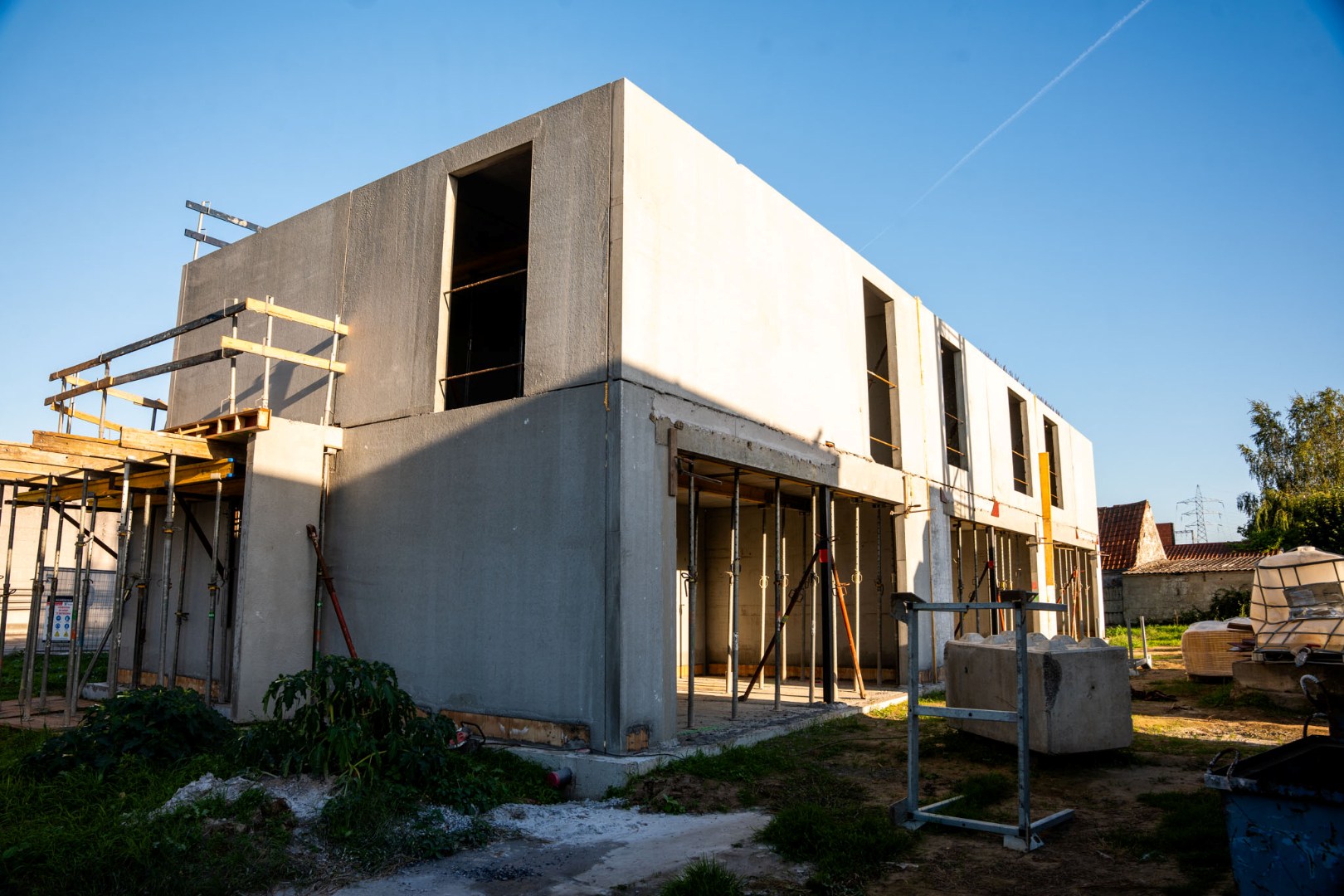 Halfopen nieuwbouwwoning op 380m² met garage 